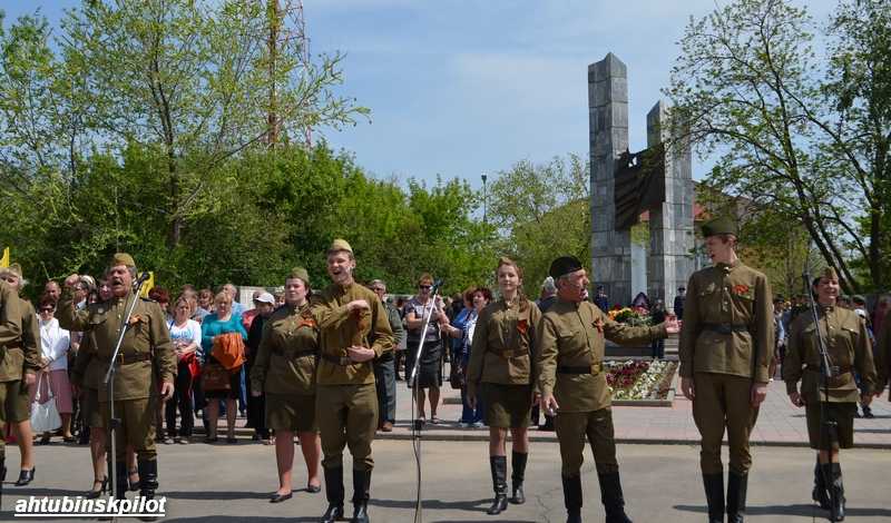 На площади Победы ветеранов порадовали концертом и угостили солдатской кашей