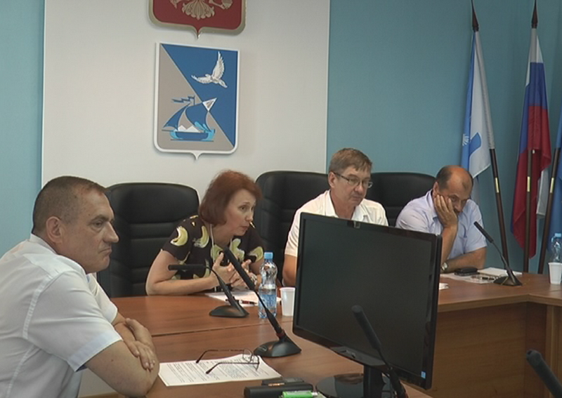 Представитель губернатора Виктория Гурьянова – депутатам райсовета: «С объективной точки зрения и вы ответственны за всё, что происходит в районе…»