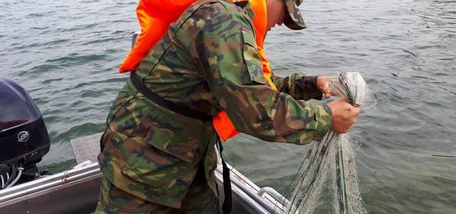 В рамках акции «Водоемы без сетей» Петропавловский затон очистили от браконьерских сетей