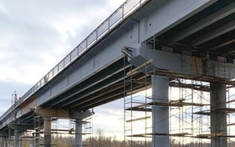 Работы по восстановлению обочины на автодорожном мосту завершены