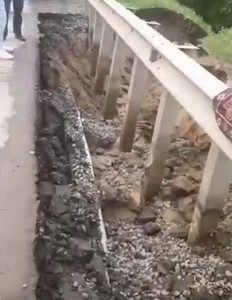 Социальные сети забили тревогу: мост в Ахтубинске размыло после дождя