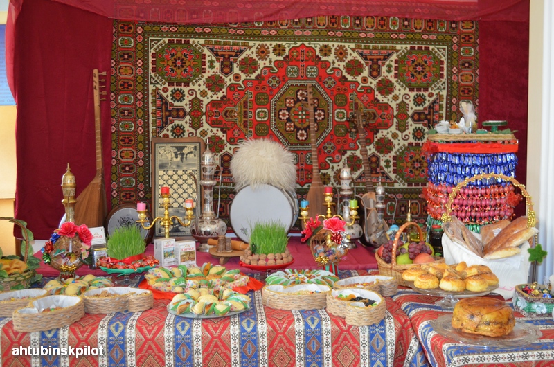 Наурыз в азербайджане. Украшение стола на Наурыз. Праздник Навруз в Азербайджане. Наурыз в Азербайджане за столом с семьей.