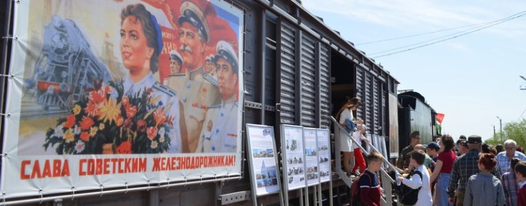 Продолжительным гудком известил  о своем прибытии в Ахтубинск ретропоезд «Победа»