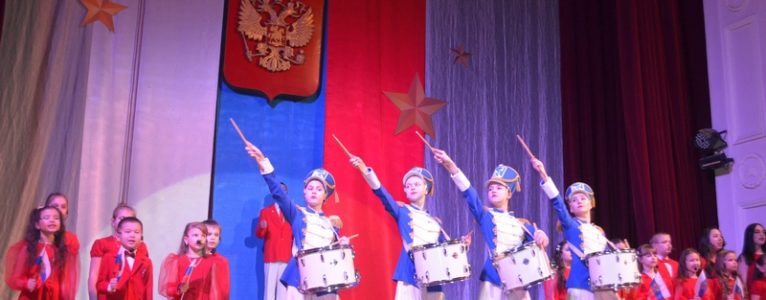 С символичным названием «В поддержку воинства России» прошел патриотический концерт в гарнизонном Доме офицеров