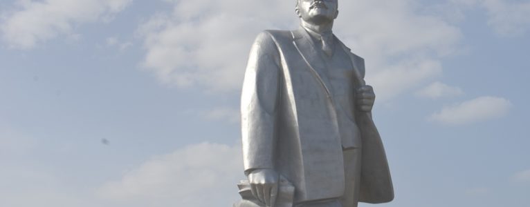 В Ахтубинске обновили памятник вождю мирового пролетариата и основателю советского государства 