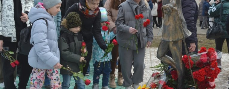 В Ахтубинске почтили память погибших во время теракта в «Крокус Сити Холле»