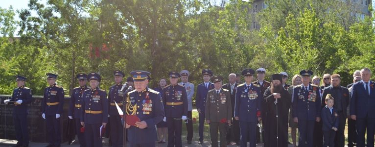 Воинский ритуал на мемориальном комплексе «Крыло Икара» открыл праздничные мероприятия в Ахтубинске