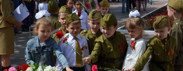 Митинг и возложение цветов к вечному огню прошли в Ахтубинске на площади Победы