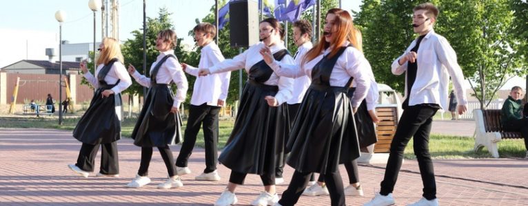 В Ахтубинске состоялся праздничный концерт «Вечер хорошего настроения в кругу семьи»