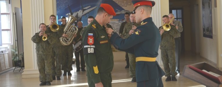 За отвагу и воинскую доблесть. В ахтубинском Доме офицеров вручили награды военнослужащим военной полиции